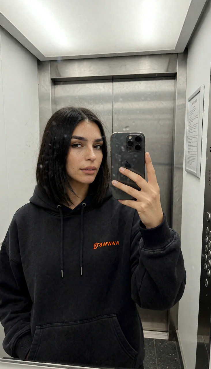 Selfie de la modelo en un ascensor con la sudadera grawwww