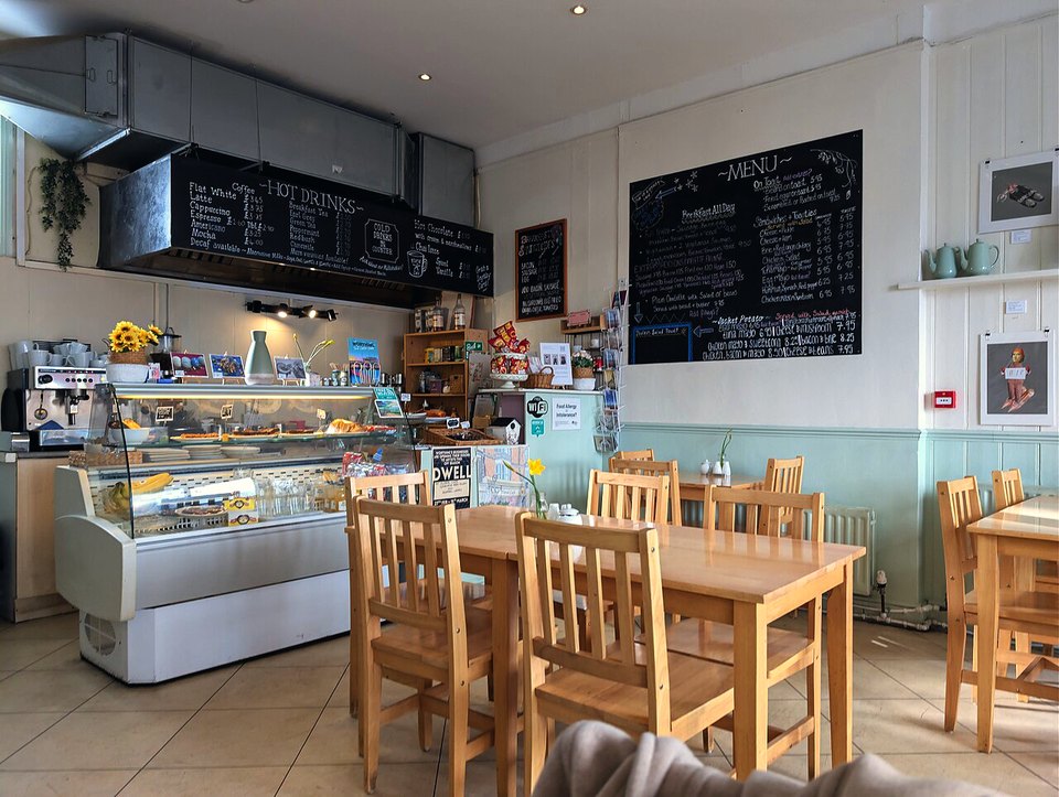 Cafe interior: classic, no AI