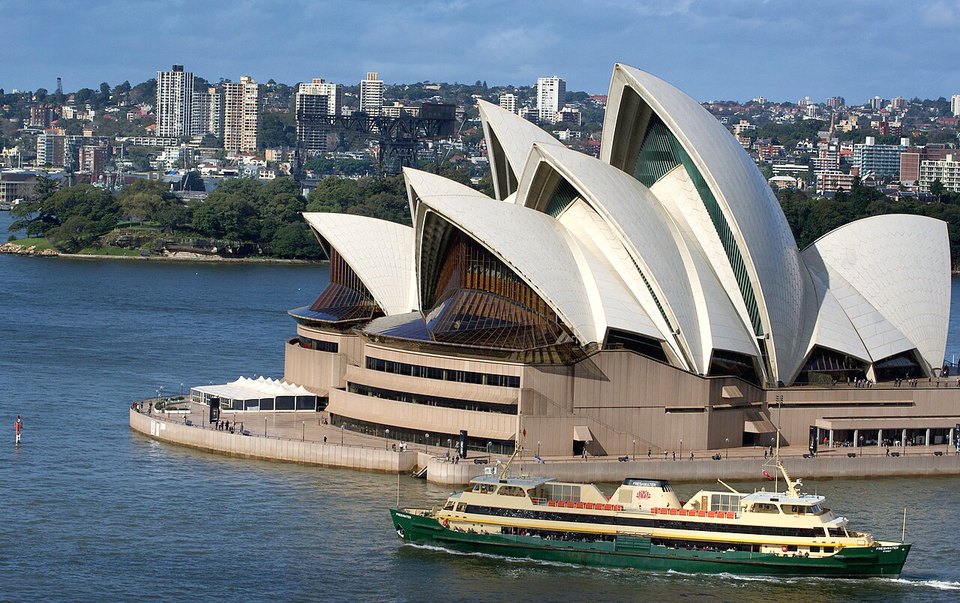 Sydney Opera House at midday: classic, no AI